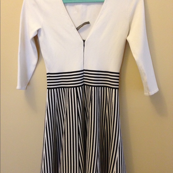 Beautiful dress - Picture 3 of 3